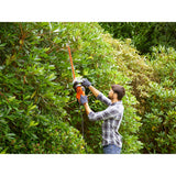 Taille-haie Black+Decker orange utilisé pour tailler une haie, outil électrique jardinage