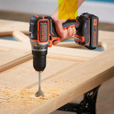 Perceuse sans fil Black+Decker, outil électroportatif noir orange, 18V, en usage sur bois
