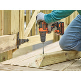 Perceuse-visseuse sans fil Black+Decker noire et orange utilisée sur du bois