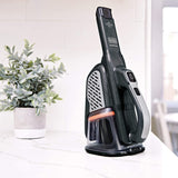 Aspirateur à main noir Black+Decker, Dustbuster, posé sur un plan de travail clair.
