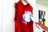 Défroisseur vapeur blanc de marque BLACK+DECKER utilisé sur une robe rouge