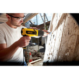 Décapeur thermique Stanley jaune en utilisation sur bois, outil électroportatif, couleur jaune.