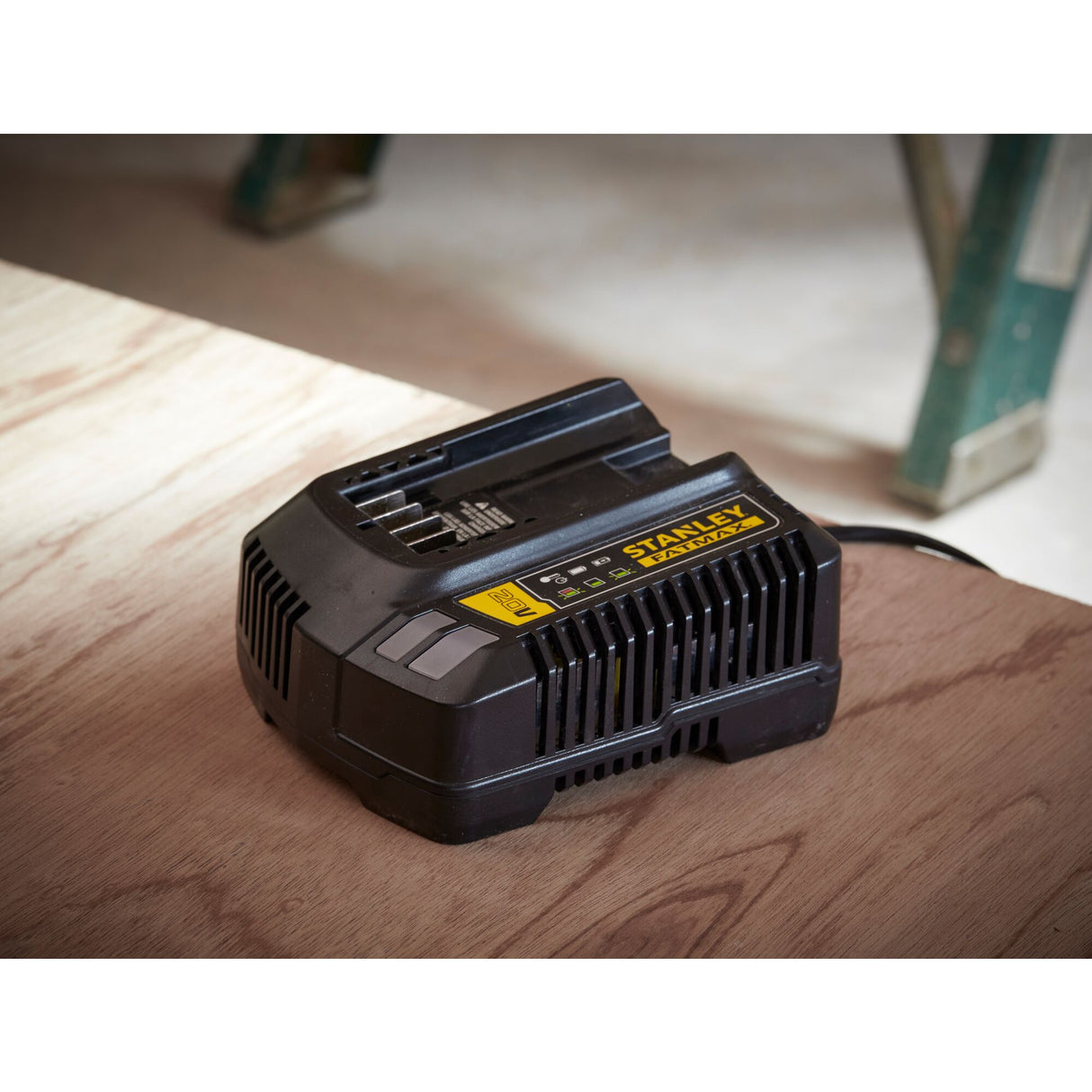Chargeur de batterie noir Stanley Fatmax, outil électroportatif professionnel