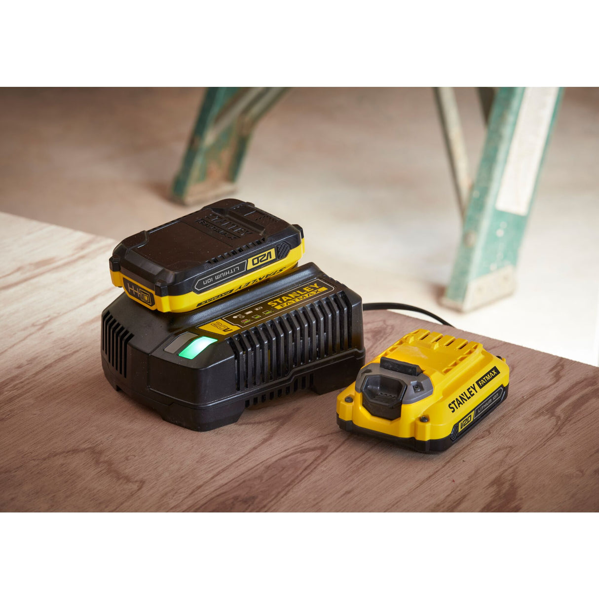 Chargeur de batterie Stanley, outil électroportatif, couleur jaune et noir