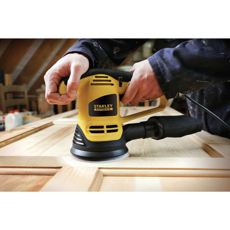 Ponceuse orbitale Stanley Fatmax jaune utilisée sur bois, outil électroportatif