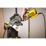 Scie circulaire Stanley Fatmax jaune découpant un tuyau blanc, outil électroportatif