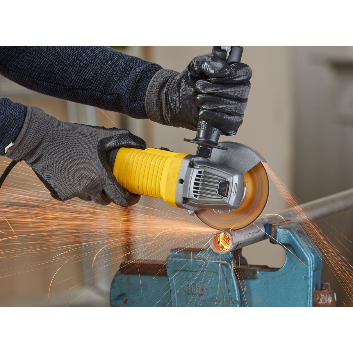Meuleuse angulaire Stanley, outillage électroportatif, couleur jaune, en action