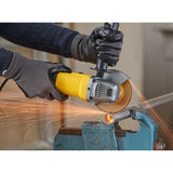 Meuleuse angulaire Stanley, outillage électroportatif, couleur jaune, en action