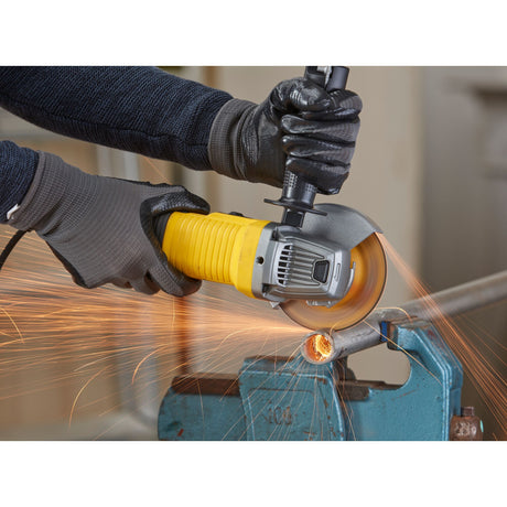 Meuleuse angulaire Stanley, outillage électroportatif, couleur jaune, en action