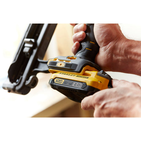 Perceuse sans fil Stanley Fatmax jaune et noire, type outil électroportatif, en main.