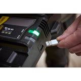 Chargeur Facom noir avec port USB, voyant vert, main branchant un câble USB