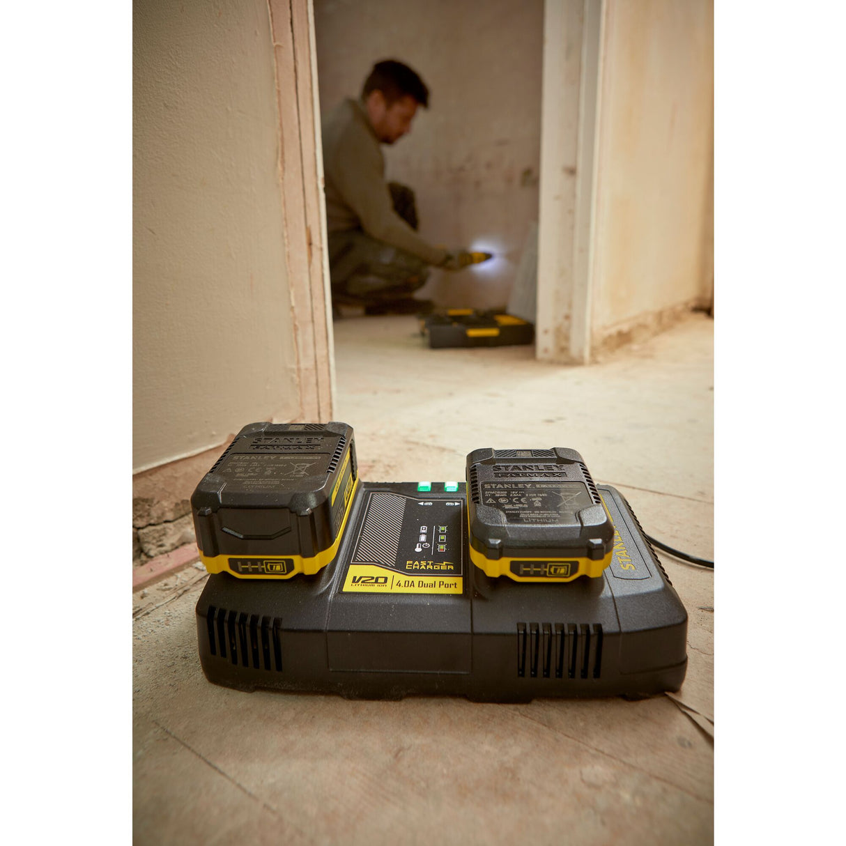 Chargeur double port Stanley V20 noir et jaune pour batteries, usage chantier