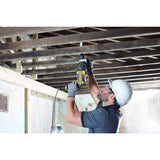 Perforateur jaune DEWALT, outil électroportatif, utilisé par un ouvrier en chantier