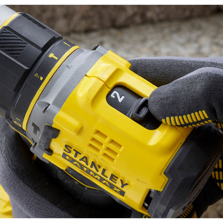 Perceuse Stanley Fatmax jaune et noire, outil électroportatif visible en gros plan