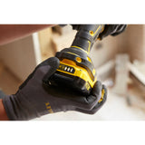 Perceuse sans fil Stanley, outil électroportatif jaune et noir, tenue en main avec des gants