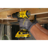 Perceuse-visseuse sans fil Stanley Fatmax jaune et noire en action sur du bois