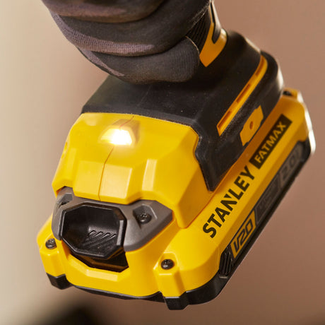 Perceuse Stanley Fatmax jaune et noire, outil électroportatif, gros plan batterie.