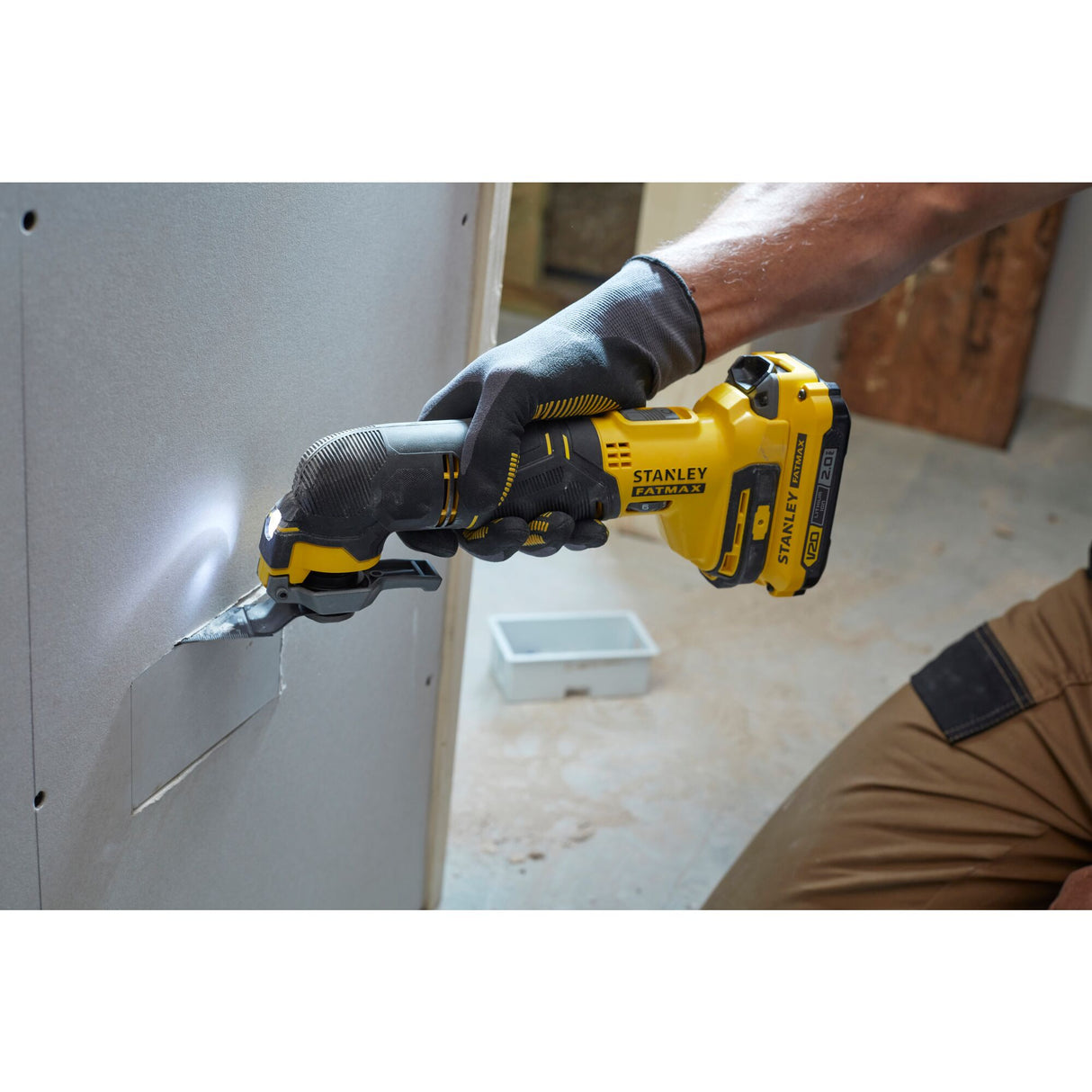 Outil multifonction Stanley Fatmax jaune utilisé pour découper du placo, outil électrique.