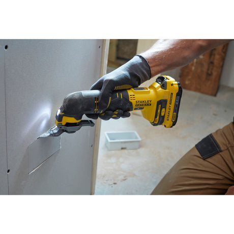 Outil multifonction Stanley Fatmax jaune utilisé pour découper du placo, outil électrique.