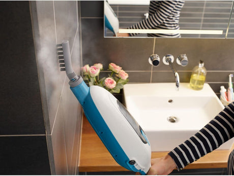 Nettoyeur vapeur Kärcher bleu et blanc utilisé sur carrelage mural salle de bain