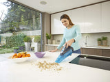 Aspirateur à main Black+Decker bleu utilisé pour nettoyer un plan de travail de cuisine