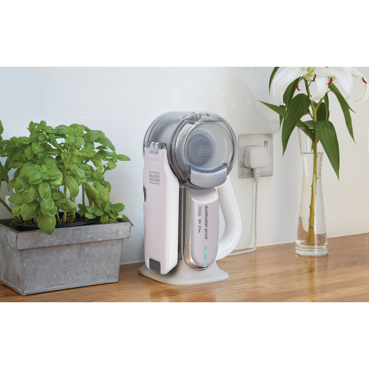 Aspirateur à main Black+Decker, gris et blanc, posé sur un plan de travail de cuisine