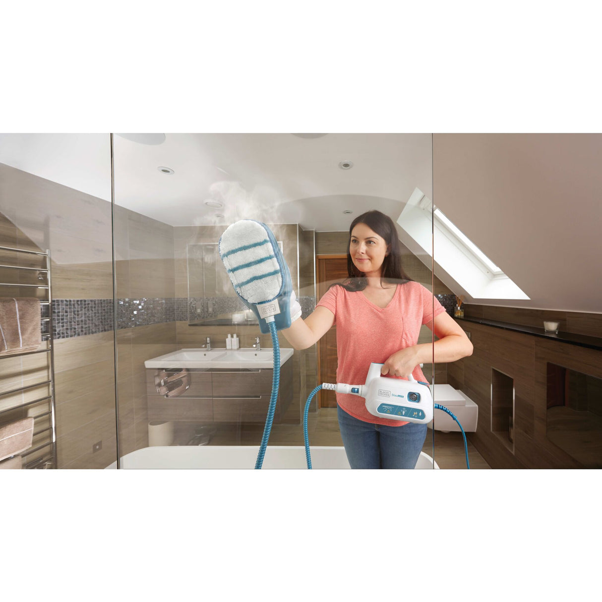 Nettoyeur vapeur Black+Decker, type gant nettoyant, couleur blanc et bleu, utilisé dans une salle de bain