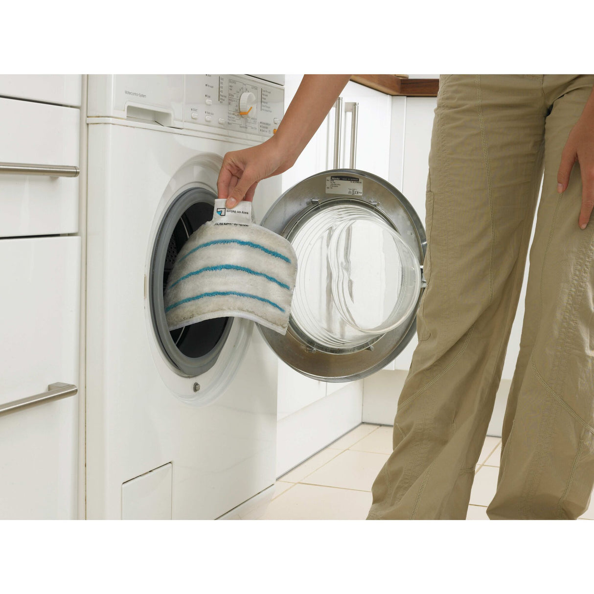 Serpillière blanche à bandes bleues Kärcher, accessoire de nettoyage, insérée dans une machine à laver.