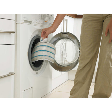 Serpillière blanche à bandes bleues Kärcher, accessoire de nettoyage, insérée dans une machine à laver.