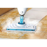 Balai vapeur blanc et bleu Steam Mop en action sur carrelage sale, marque identifiable.