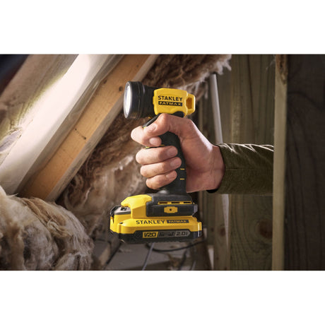 Lampe torche Stanley Fatmax, outil électroportatif jaune et noir, en utilisation