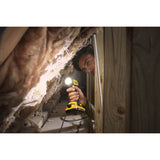 Lampe de chantier jaune DeWalt, outil électroportatif utilisé dans un espace restreint