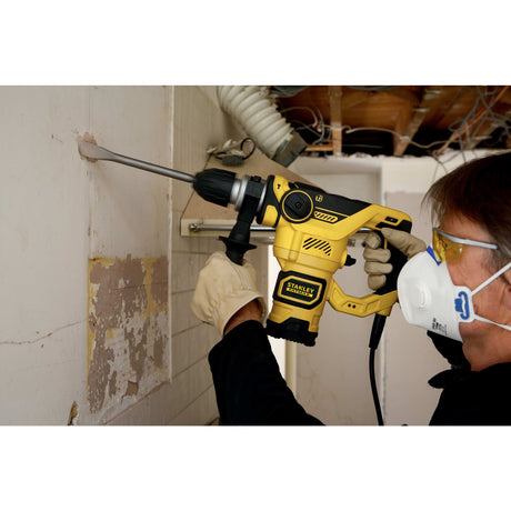 Perforateur Stanley, outil électroportatif jaune, utilisé pour percer un mur