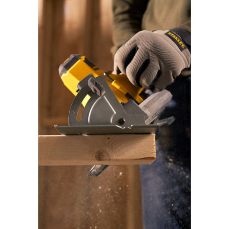Scie circulaire Stanley jaune utilisée pour couper du bois, gants de protection gris