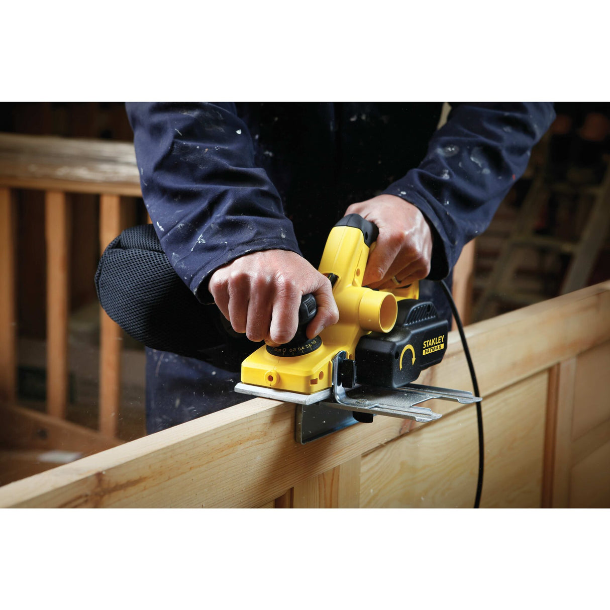 Rabot électrique Stanley, outillage électroportatif, couleur jaune et noir, en action sur bois
