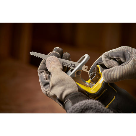 Lame de scie sabre Stanley FATMAX grise, outil électroportatif jaune et noir