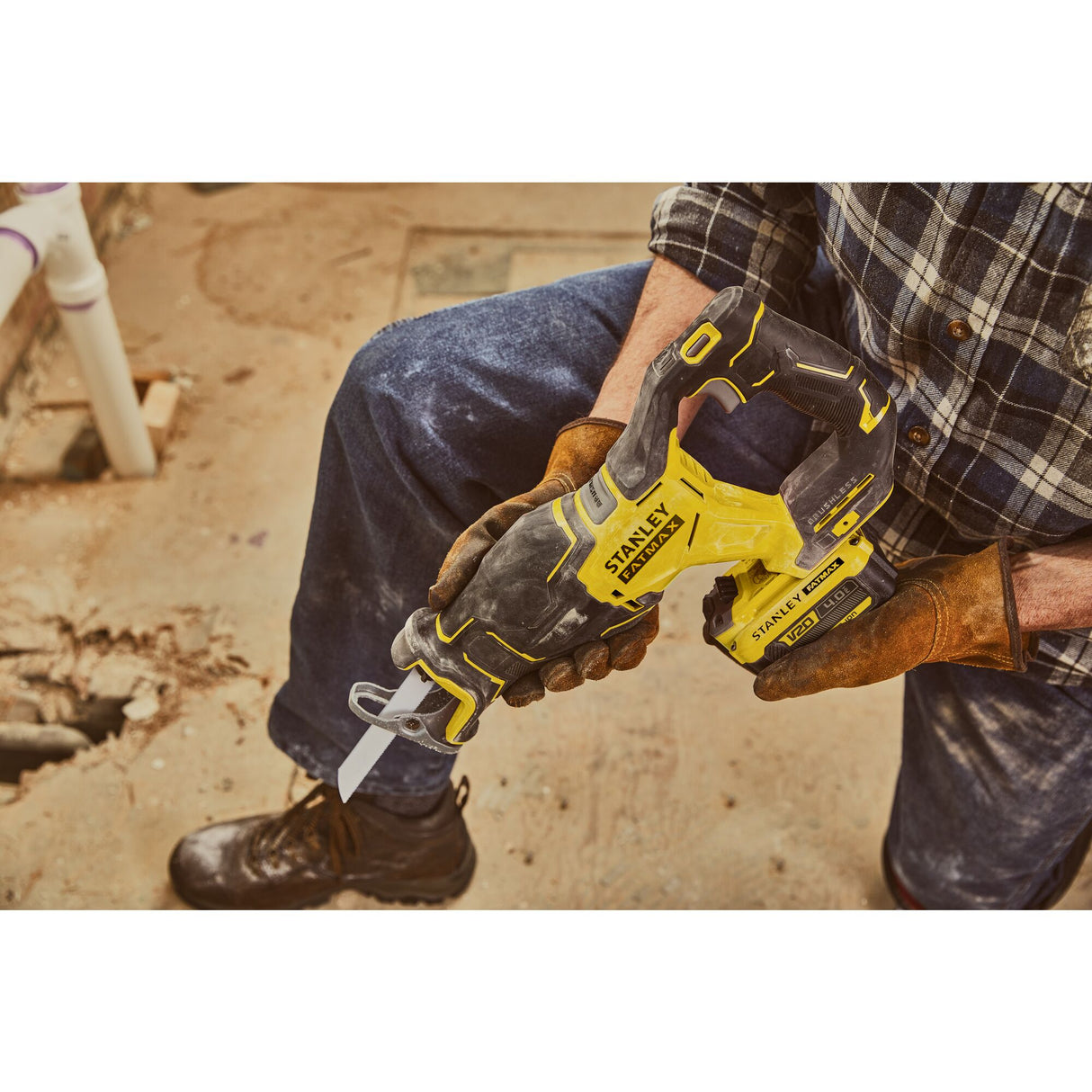 Scie sabre sans fil STANLEY, couleur jaune et noire, en utilisation chantier