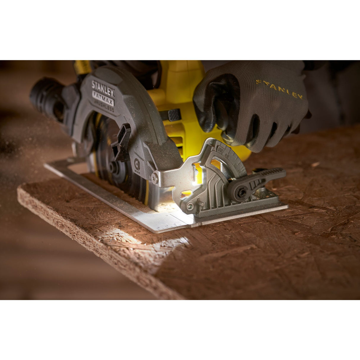 Scie circulaire jaune Stanley Fatmax en action, coupe précise sur bois