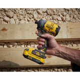 Perceuse sans fil Stanley Fatmax, couleur jaune et noire, tenue en main