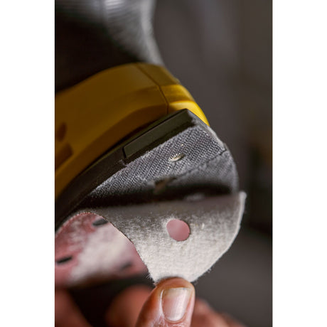 Ponceuse DeWalt électrique jaune avec disque abrasif, outil électroportatif
