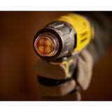 Pistolet décapeur thermique DeWalt jaune et noir, gros plan sur la buse chauffante rouge