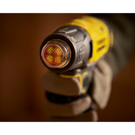 Pistolet décapeur thermique DeWalt jaune et noir, gros plan sur la buse chauffante rouge