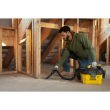 Aspirateur Stanley Fatmax, aspirateur sans fil jaune et noir, utilisé sur chantier