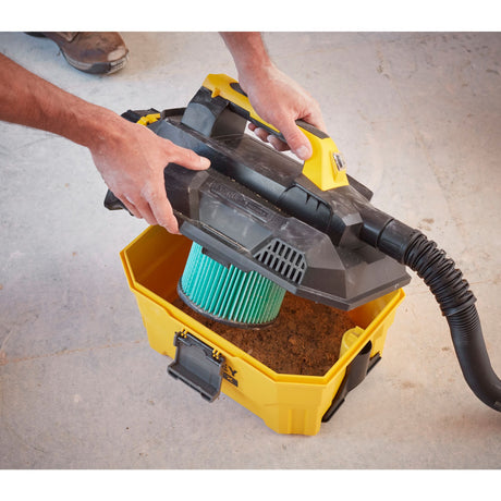 Aspirateur Stanley, aspirateur portatif jaune et noir avec filtre, utilisé sur chantier
