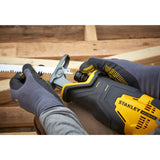 Scie sabre Stanley FATMAX électrique, couleur jaune et noire, en utilisation.
