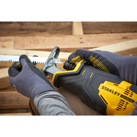 Scie sabre Stanley FATMAX électrique, couleur jaune et noire, en utilisation.