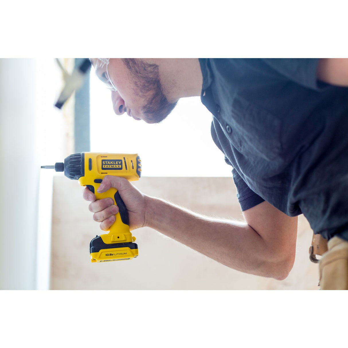Perceuse électroportative Stanley jaune utilisée, outil électrique sans fil