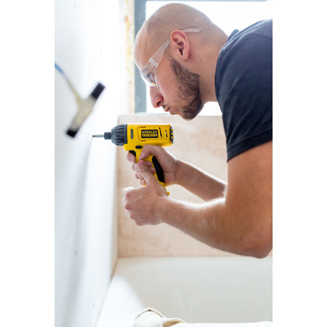Perceuse électrique jaune Stanley, outil électroportatif, utilisée pour percer un mur