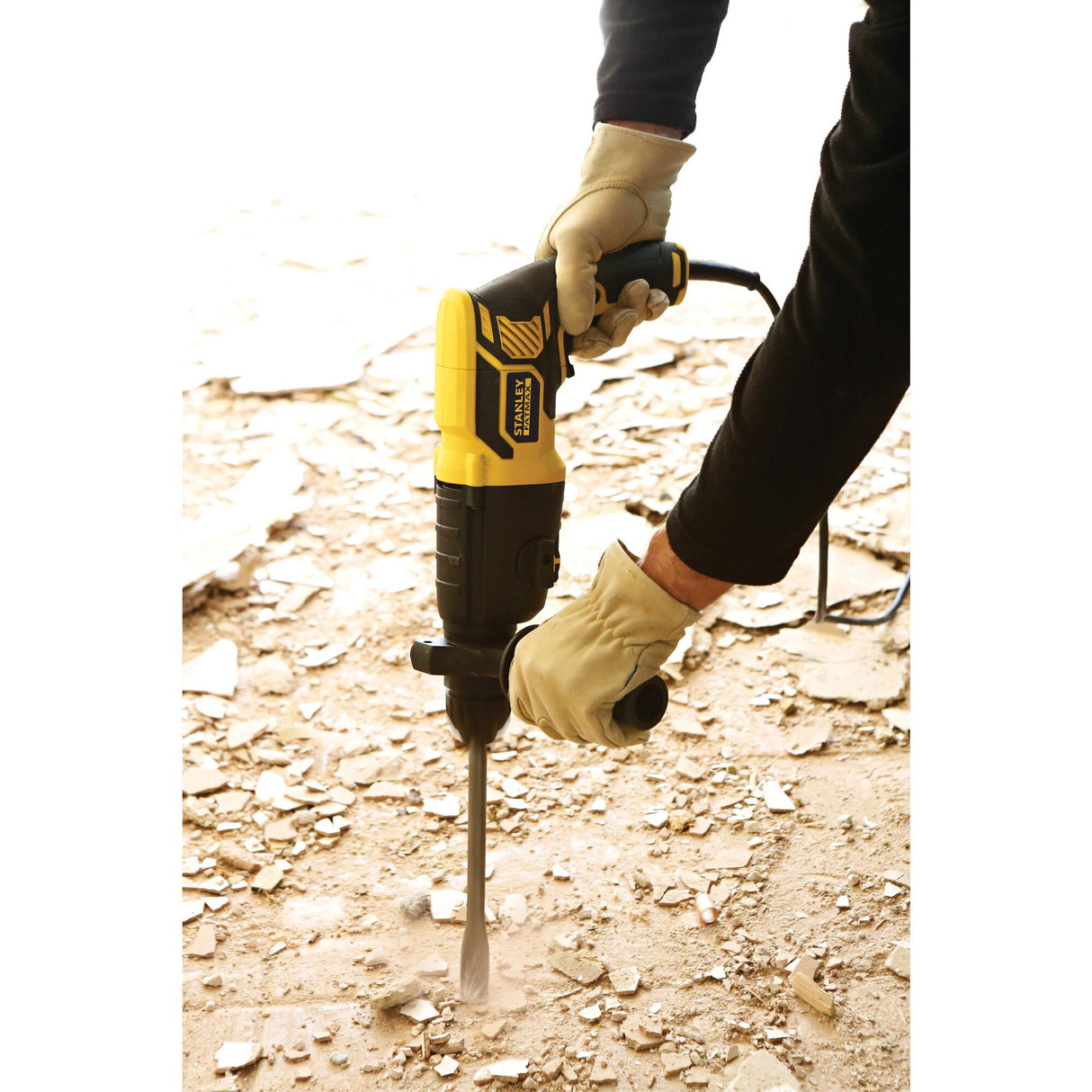 Marteau perforateur Stanley, outil électrique jaune et noir, utilisé sur un sol en travaux