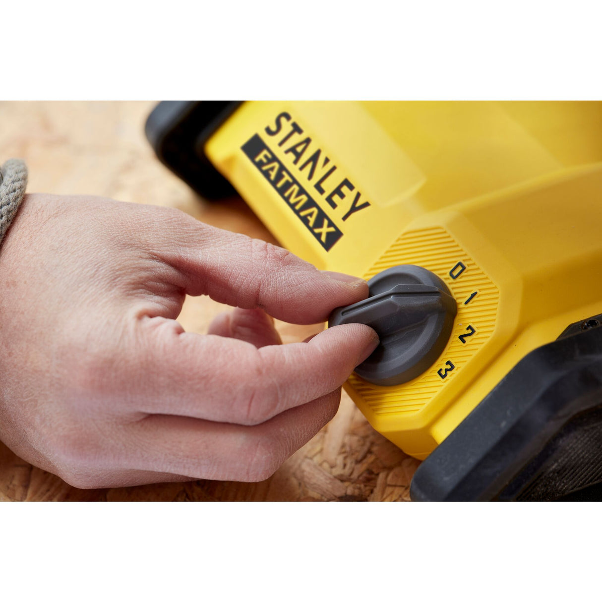 Raboteuse électrique Stanley FATMAX, outil jaune, bouton de réglage, outillage